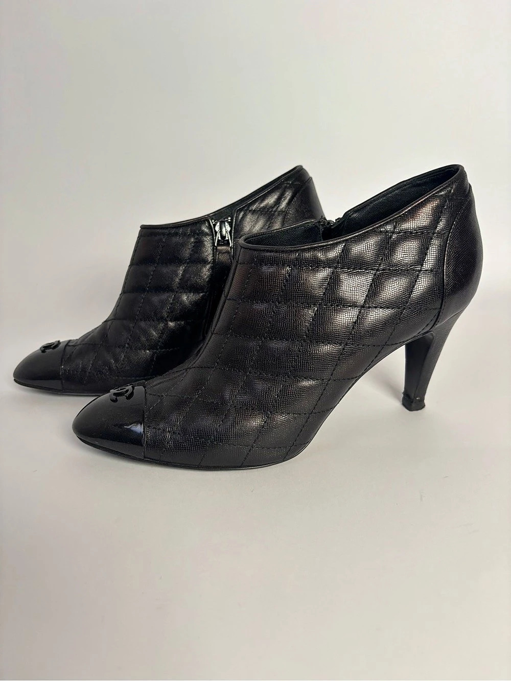 Chanel Pre Fall 2009 Black Quilted Cap Toe Ankle Booties CC Logo Size 38.5
